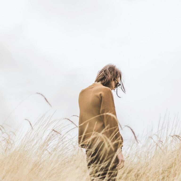 Mujer pensativa con expresión de tristeza reflexionando sobre una relación de amor y odio.