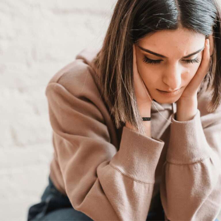 Mujer reflexionando sobre cómo olvidar a su ex y superar una ruptura