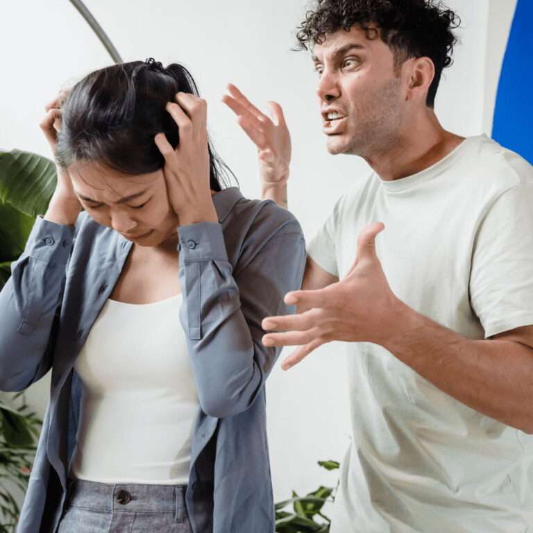 Mujer desquiciada con su pareja mientras reflexiona sobre una posible obsesión amorosa y dependencia emocional.