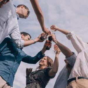 Personas brindando y celebrando una nueva etapa después de una relación tóxica