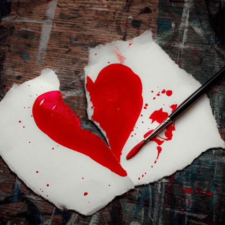 Corazón roto simbolizando el dolor emocional tras una ruptura y el proceso de contacto cero para comenzar a sanar.