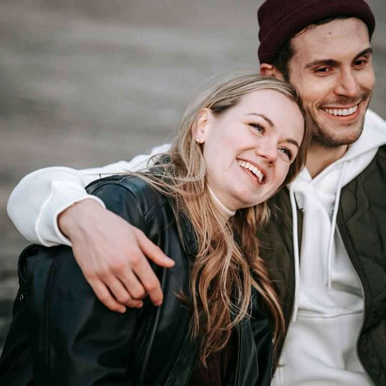 Pareja fortaleciendo su relación y conexión emocional