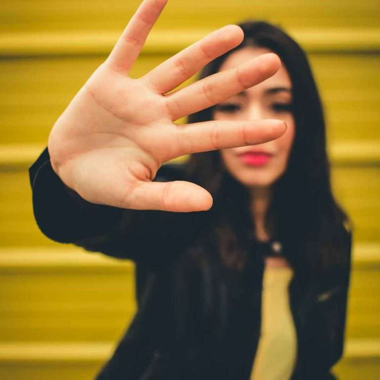 Mujer estableciendo límites saludables en sus relaciones