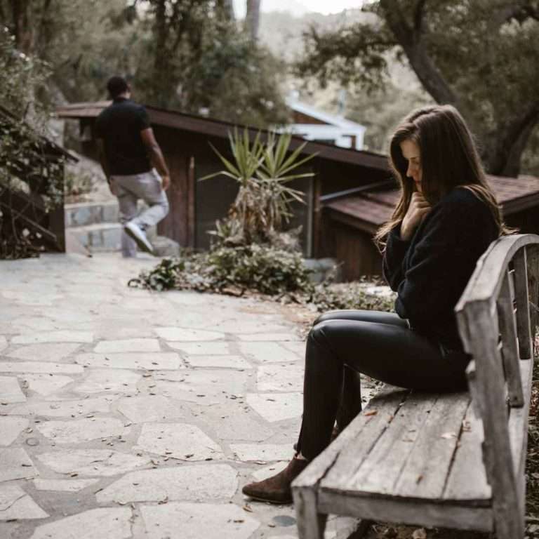 Mujer pensativa reflexionando sobre si está en una relación tóxica y cómo identificar las señales de una pareja que afecta a su bienestar emocional.