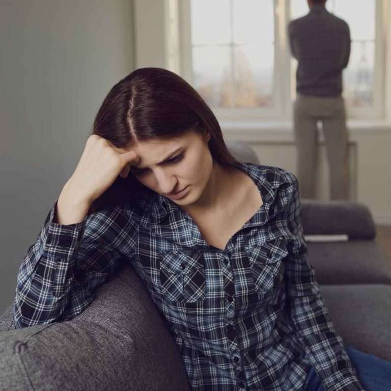 Chica sentada tras discusión de pareja, buscando superar los celos y la inseguridad.jpg