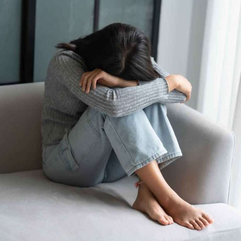 Persona que siente que no puede ser ella misma en una relación